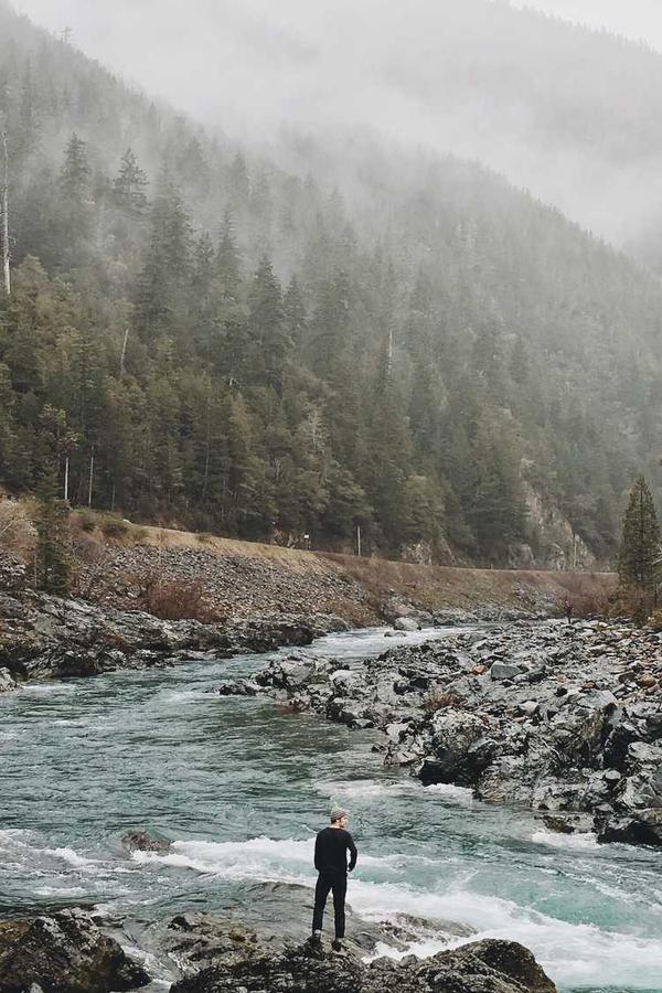 素描作品《老人肖像》精细刻画面部皱纹和神态